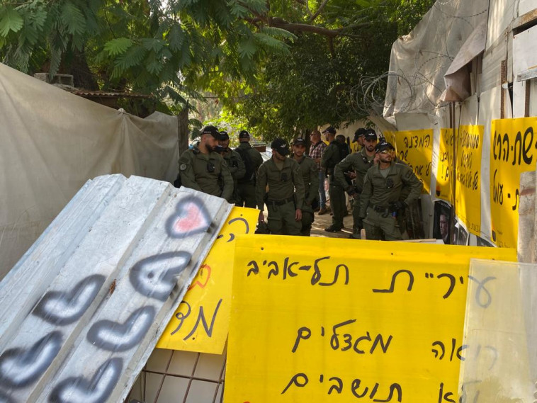 שוטרים בשכונת עמל ב' בתל אביב