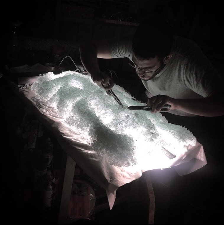 טכניקה ייחודית לשיבוץ זכוכית. גל ארצי בפעולה