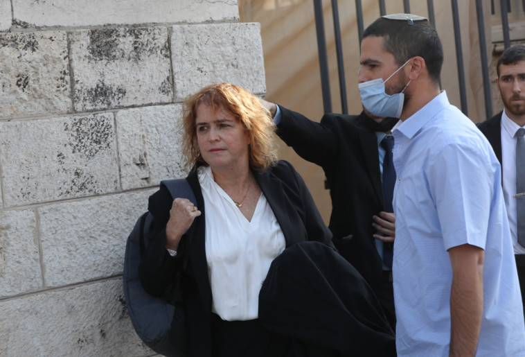 עו''ד ליאת בן ארי מגיעה לבית המשפט המחוזי בירושלים (צילום: אמיל סלמן)