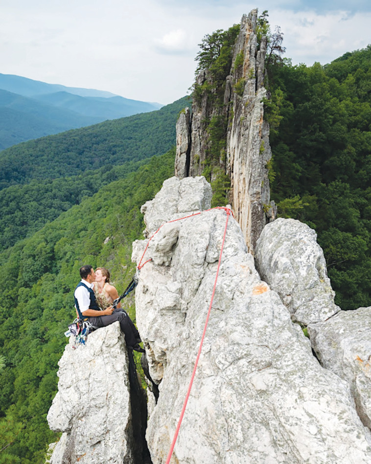 הזוג המאוהב נשבע אמונים על ראש ההר