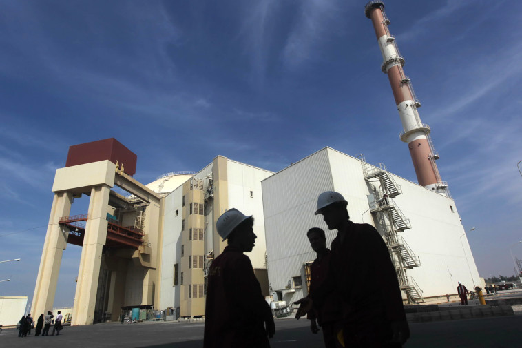 פועלים במתקן גרעין (צילום: REUTERS/Mehr News Agency/Majid Asgaripour)