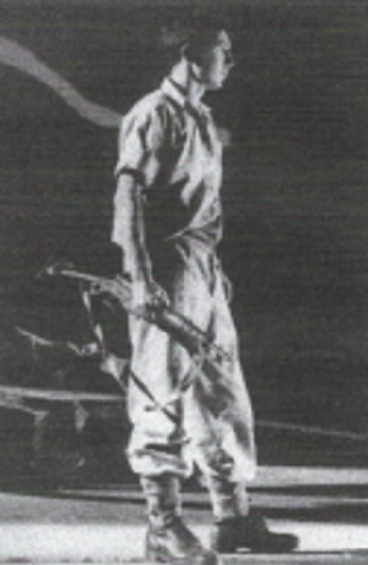 עמנואל בן עמוס ב''הוא הלך בשדות'', 1948 (צילום: ישראל הרמתי)