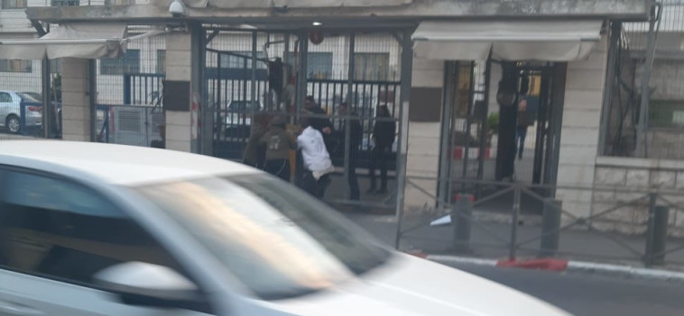 מפגינים למען אהוביה סנדק כבלו את עצמם לכניסה למשרד המשפטים (צילום: שימוש חופשי)