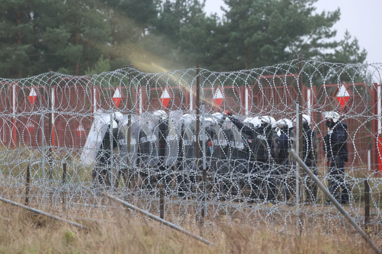 כוחות משטרה פולנים בגבול עם בלארוס (צילום: Leonid Scheglov/BelTA/Handout via REUTERS)