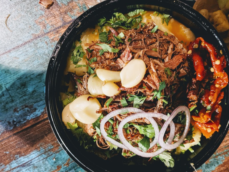 הכי חורפי שיש, בשר מפורק מעושן על ערימת פירה ושום קונפי