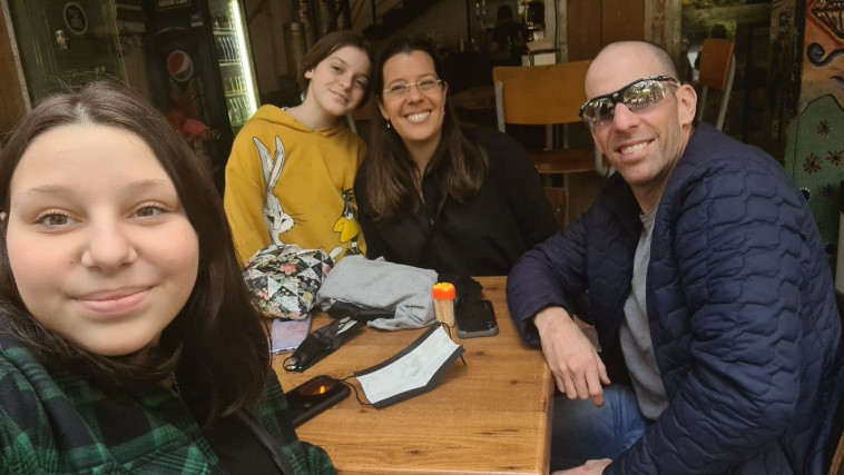 אורן, ניצן והבנות