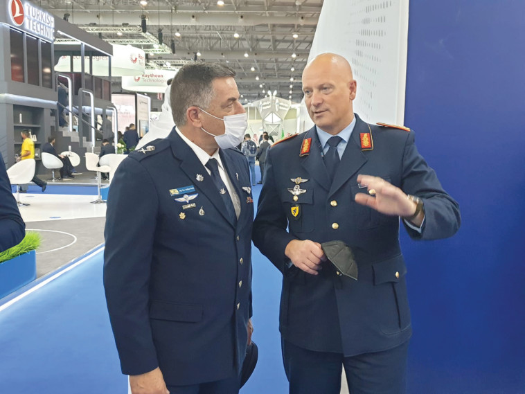 מפקד חיל האוויר נורקין בביקור ראשון באיחוד האמירויות