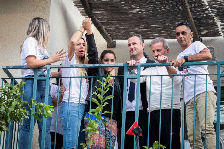 הזוג אוקנין נוחת בישראל