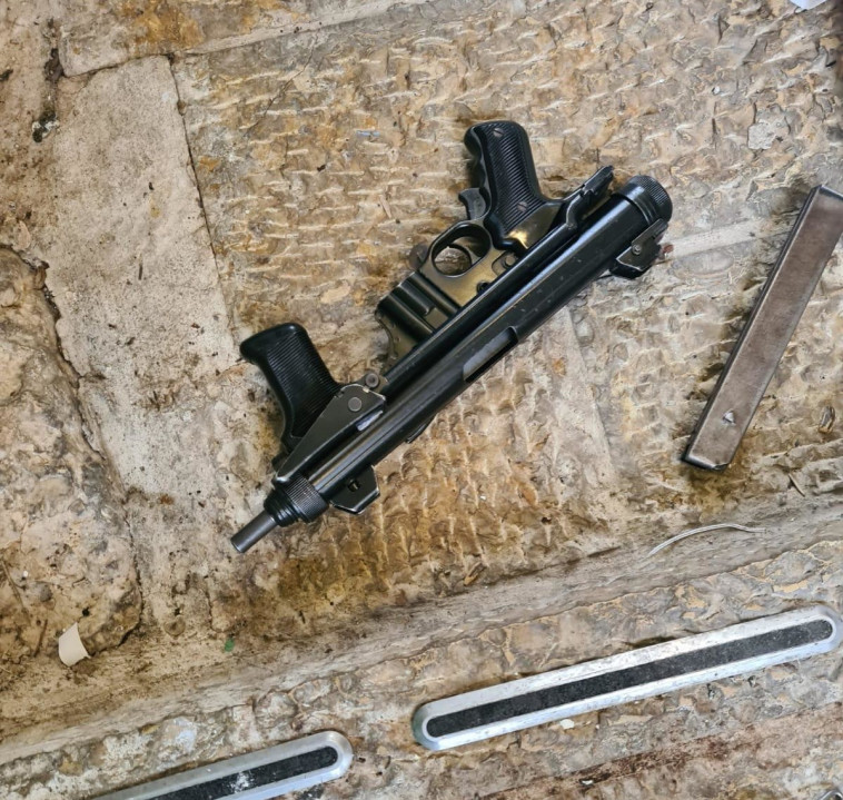 הנשק של המחבל שאותר בזירה בעיר העתיקה (צילום: דוברות המשטרה)
