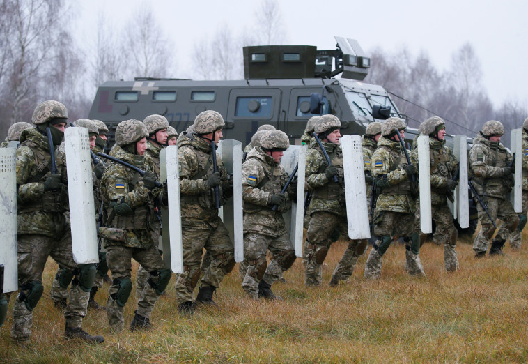 אימון של חיילים מהצבא האוקראיני בגבול עם רוסיה (צילום: REUTERS/Gleb Garanich)