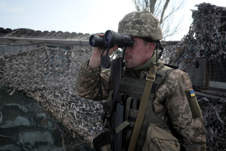 חייל מצבא אוקראינה בגבול עם רוסיה (צילום: ALEKSEY FILIPPOV/AFP via Getty Images)