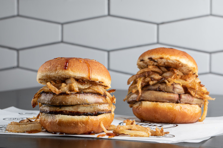 סופגניית כבד אווז פיתה בסטה 