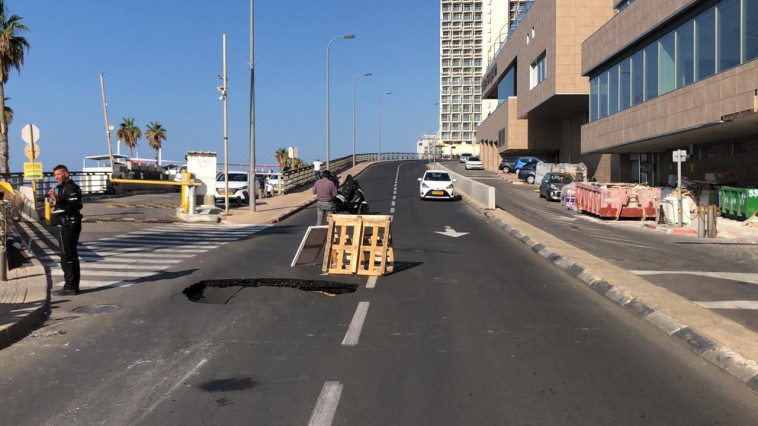 בולען בכביש ברחוב הרברט סמואל בתל אביב (צילום: דוברות המשטרה)