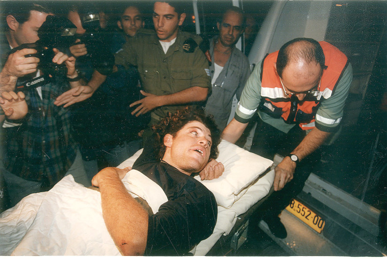 ליאור פוקס הניצול הישראלי מגיע לנתב''ג (צילום: נאור רהב)