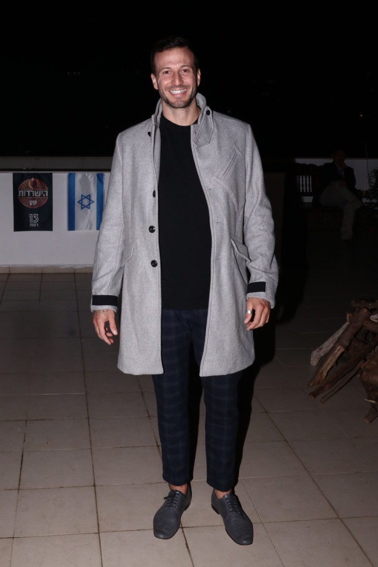 דווקא יפה לו בגדים