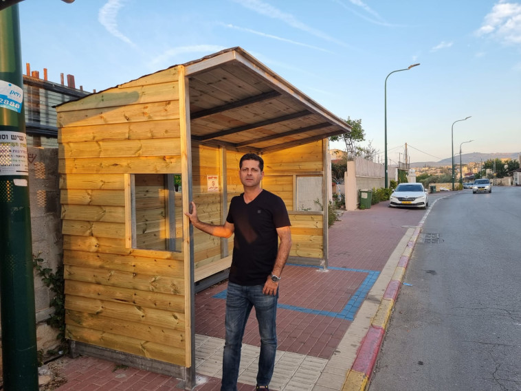 אוסמה ותחנת האוטובוס החדשה שהקים