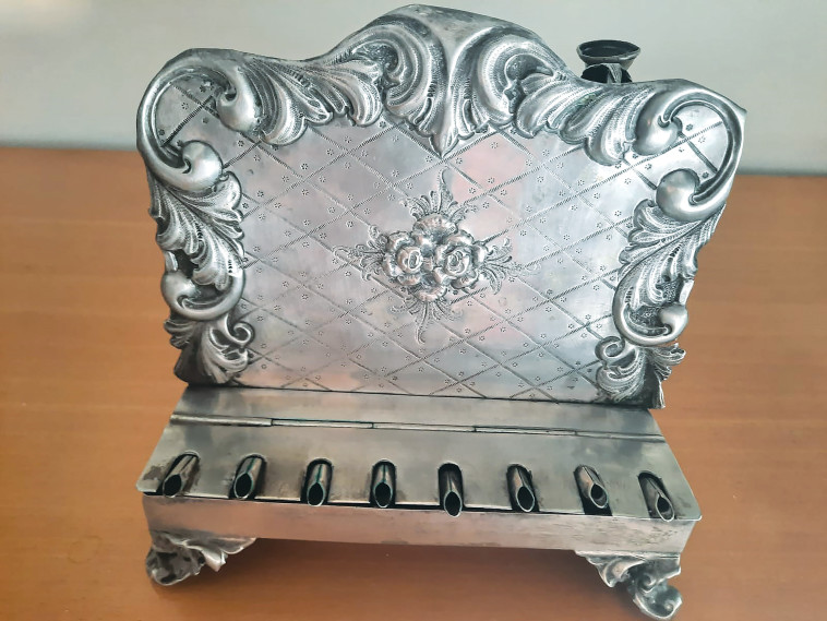 החנוכייה בת למעלה מ־170 שנה של טיבה צפריר