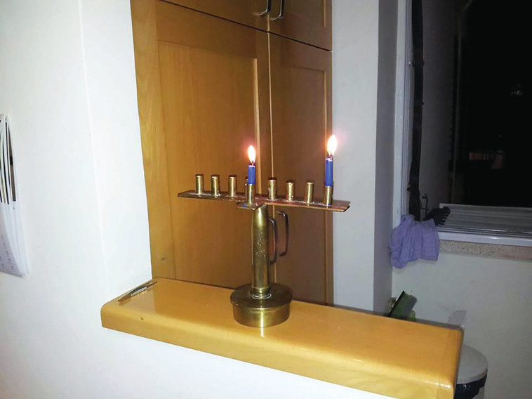 חנוכייה בת 80 שנה של שמעון פליטי