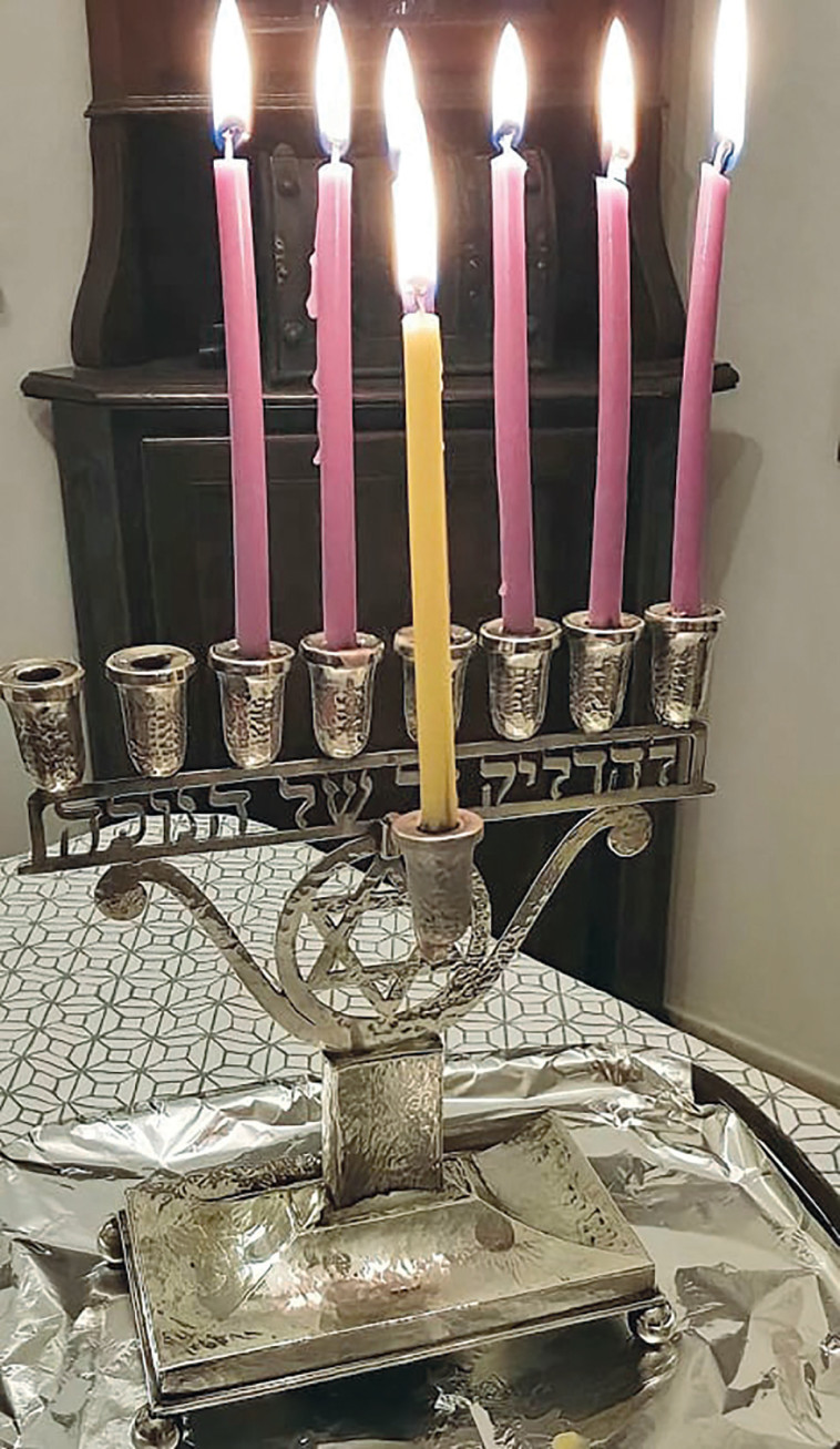 חנוכייה בת מעל 90 שנה של יעל מר־לוין