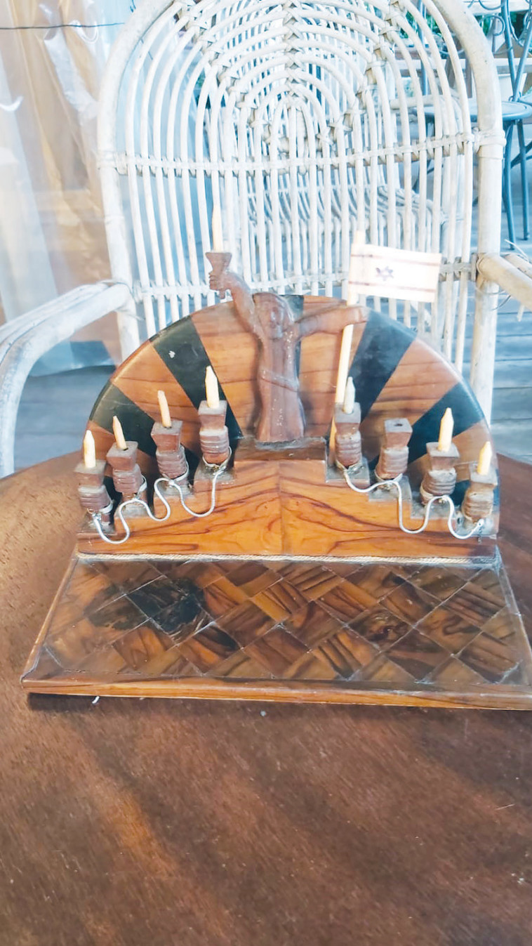 חנוכייה בת 77 שנה של רותי גלר