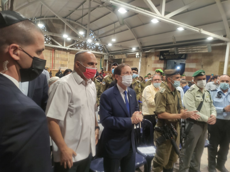 הנשיא יצחק הרצוג בהדלקת הנרות במערת המכפלה