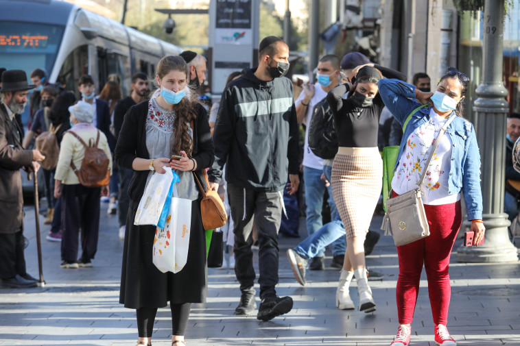 אנשים במסכה, ירושלים (למצולמים אין קשר לנאמר בכתבה)