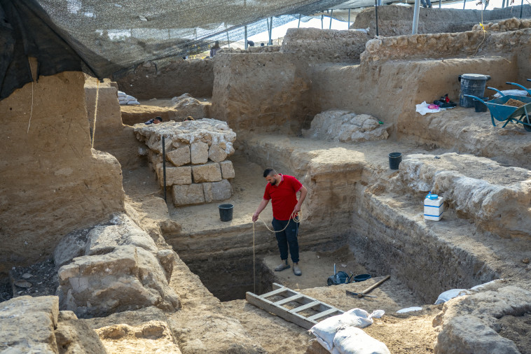 The ancient cemetery in Yavne (Photo: Yaniv Berman, Israel Antiquities Authority)