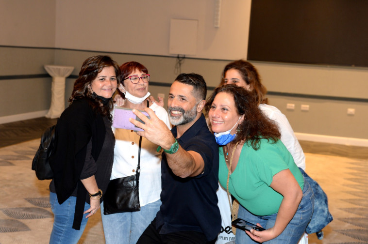 עשו איתו סלפי. נדב אבוקסיס