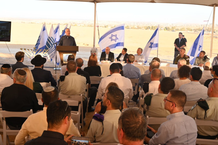 בני גנץ באירוע חתימת ההסכם להקמת קריית המודיעין בנגב