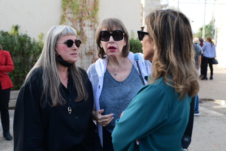 לימור לבנת בלוויה של ג. יפית 