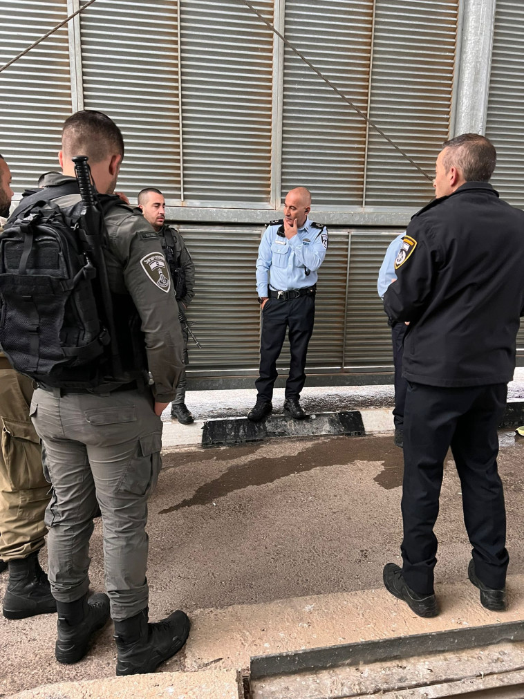 הערכת המצב שקיים מפקד מחוז ירושלים ניצב דורון תורג׳מן במעבר אל-ג׳יב 