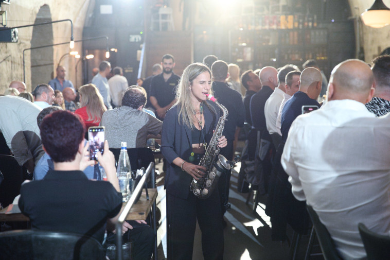 דינר אנד שואו בויסקי בר מוזיאון