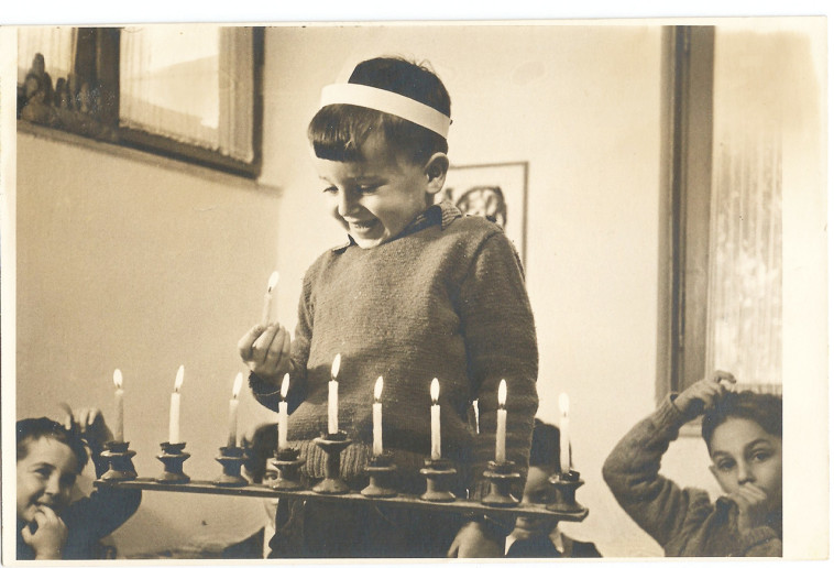 זהבי מדליק נר חנוכה ומשמאל יגאל שילון