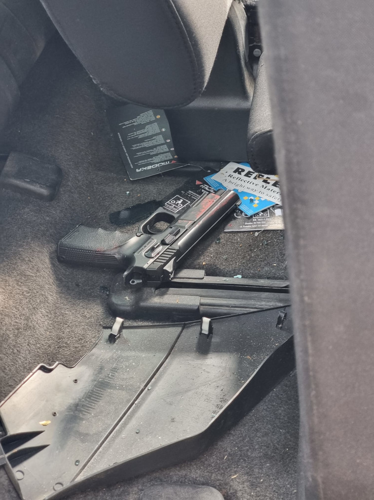 האקדח שנמצא ברכב (צילום: דוברות המשטרה)