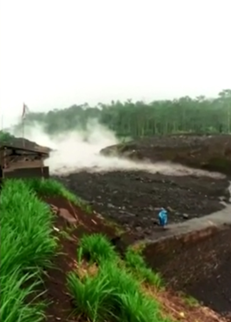 התפרצות הר געש באינדונזיה (צילום: צילום מסך: רויטרס)