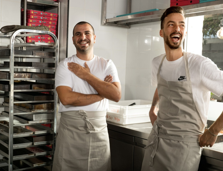 רק מחייכים אלו. אבייתר מלכה ויהונתן שרביט