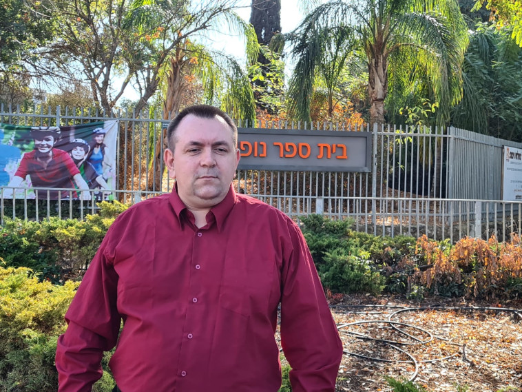 Roman Zadorov at the school where Tair Rada was murdered (Photo: Eli Ashkenazi, Walla!)