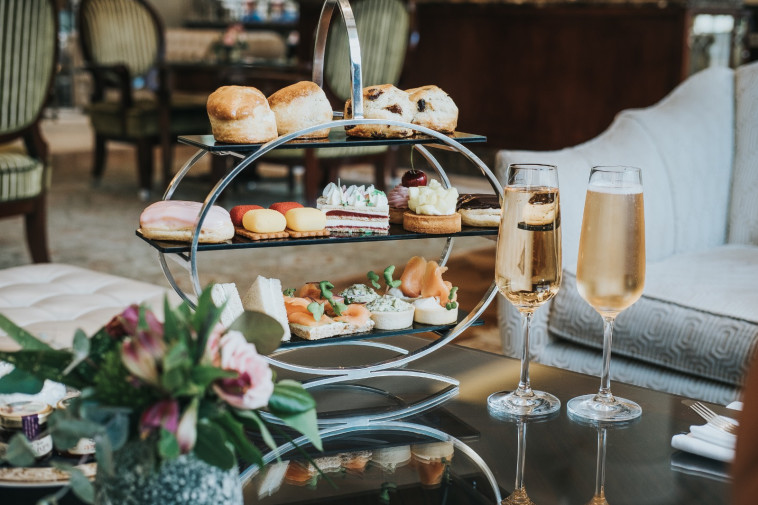 תה ושמפניה?! תביאו 