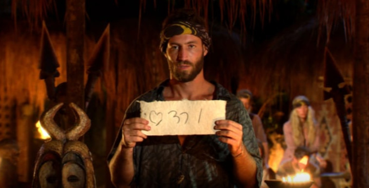 יהונתן בשן מצביע לוורד בוסקילה. הישרדות VIP