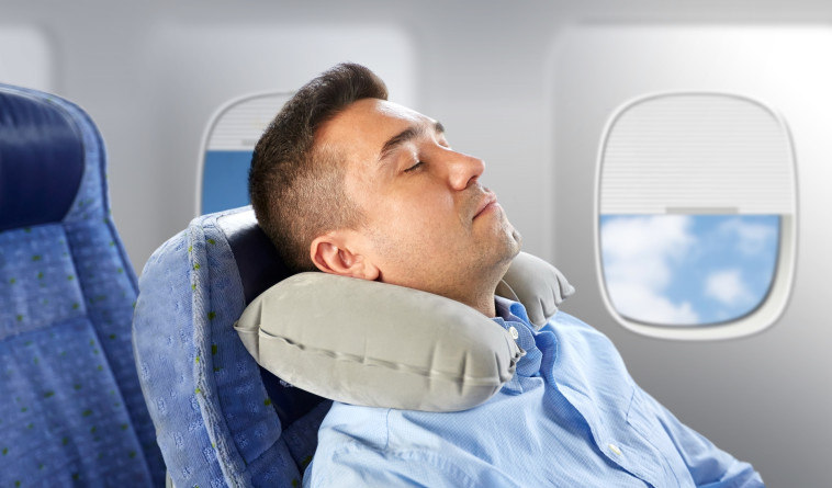 שינה בטיסה: \'\'לעולם לא עם הראש לחלון\'\' (צילום: אינג אימג')