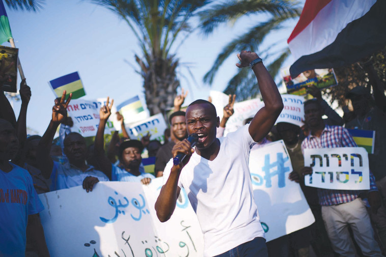 מחאת עובדים זרים בתל אביב (צילום: תומר נויברג פלאש 90)