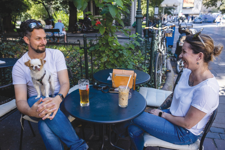 יושבים בבית קפה 