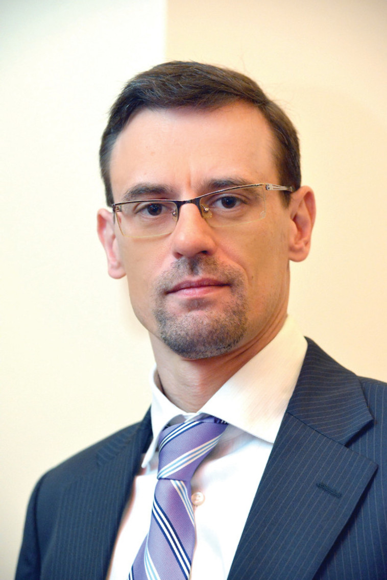 סרגיי וסצ'ונוק, אנליסט בכיר בבית ההשקעות אופנהיימר