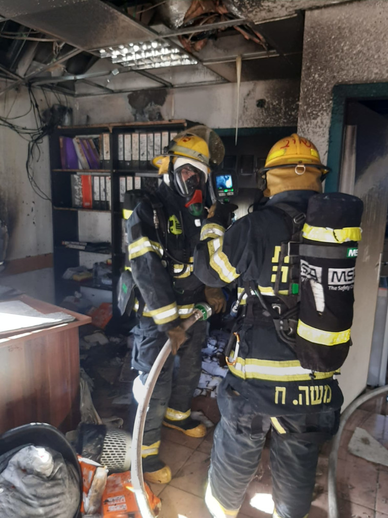 פעולות הכיבוי במשרד הווטרינרית העירונית בבית שמש