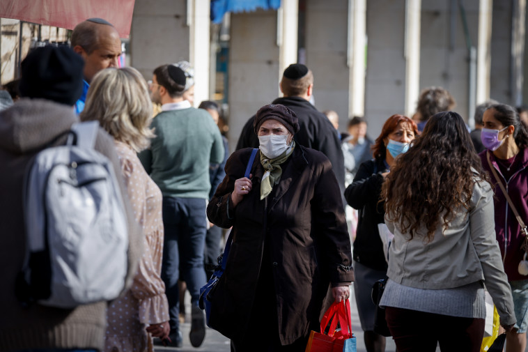 קורונה - אנשים עם מסכה בירושלים (צילום: אוליבייר פיטוסי, פלאש 90)