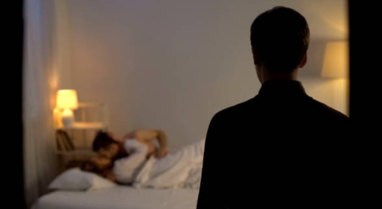 אשתו שכחה להתנתק ממשתמש הפייסבוק שלה, והוא נחשף לשיחותיה עם אחרים