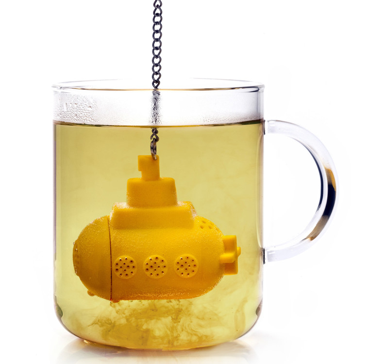 מסננת לתיון בצורת צוללת צהובה. להשיג באתר אנימי www.animi.co.il. מחיר: 49.90 שקלים