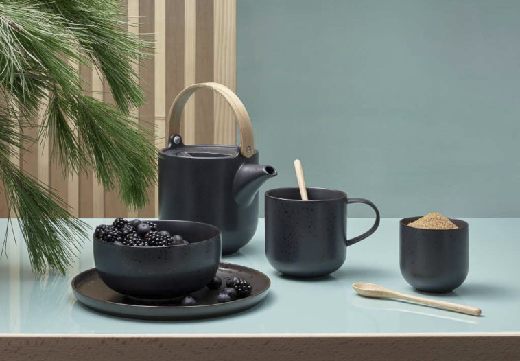 קנקן וכוסות לתה, הביטאט. מחיר לספל: 62 שקלים. מחיר לקנקן: 245 שקלים