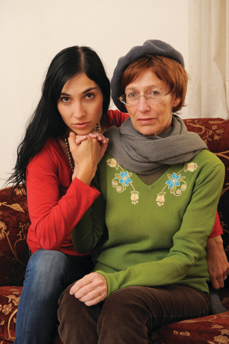 ורד פלדמן ואמה בלהה, 2009 (צילום: ראובן קסטרו)