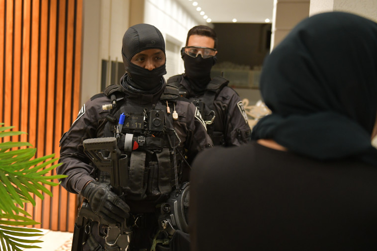 פשיטת המשטרה על בתי חשודים בירי לעבר בתי עסק